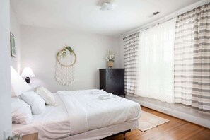 Hus, flere senger, terrasse, hageutsikt (Arlington Crescent Revival ) | 6 soverom, individuelt dekorert, individuelt innredet og sengetøy