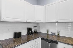 Casa, varias camas, patio, vistas al jardín (2nd Ave East Lake Craftsman) | Cocina privada | Cafetera o tetera