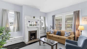 Casa, varias camas, patio, vista al jardín (2nd Ave East Lake Craftsman) | Área de sala de estar