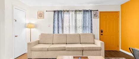 Casa, 1 cama King size y sofá cama, patio, vista al jardín (12th Ave The Bricks - Unit 3) | Área de sala de estar