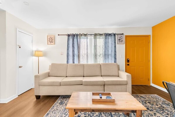 Nhà, 1 giường cỡ king và sofa giường, sân hiên, quang cảnh vườn (12th Ave The Bricks - Unit 3) | Khu phòng khách | TV