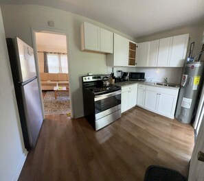 Nhà, 1 giường cỡ king và sofa giường, sân hiên, quang cảnh vườn (12th Ave The Bricks - Unit 3) | Bếp riêng | Tủ lạnh, lò vi sóng, lò nướng, bếp nấu