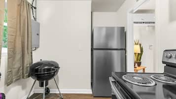 Maison, 1 très grand lit et 1 canapé-lit, patio, vue sur le jardin (12th Ave The Bricks - Unit 3) | Cuisine privée | Cafetière-théière