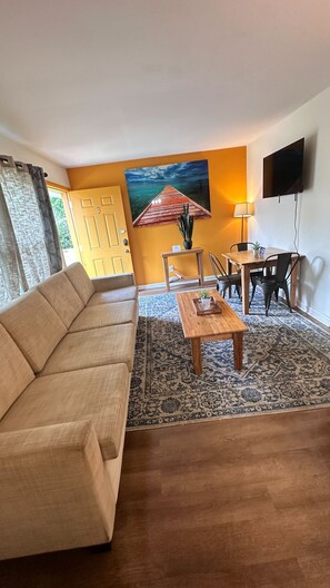 Nhà, 1 giường cỡ king và sofa giường, sân hiên, quang cảnh vườn (12th Ave The Bricks - Unit 3) | Khu phòng khách | TV
