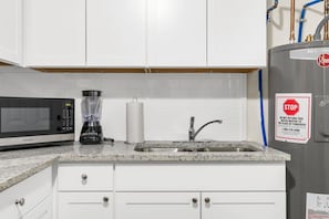 House, 1 King Bed with Sofa bed, Patio, Garden View (12th Ave The Bricks - Unit 3) | Private kitchen - 12th Ave The Bricks - Unit 3 (Birmingham)