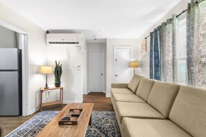 Nhà, 1 giường cỡ king và sofa giường, sân hiên, quang cảnh vườn (12th Ave The Bricks - Unit 3) | Khu phòng khách | TV