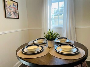 Casa, varias camas, patio, vistas al jardín (83rd Street Comfy Cottage) | 3 dormitorios, decoración individual, mobiliario individual