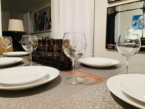 Maison, plusieurs lits, patio, vue jardin (83rd Street Comfy Cottage) | Restauration