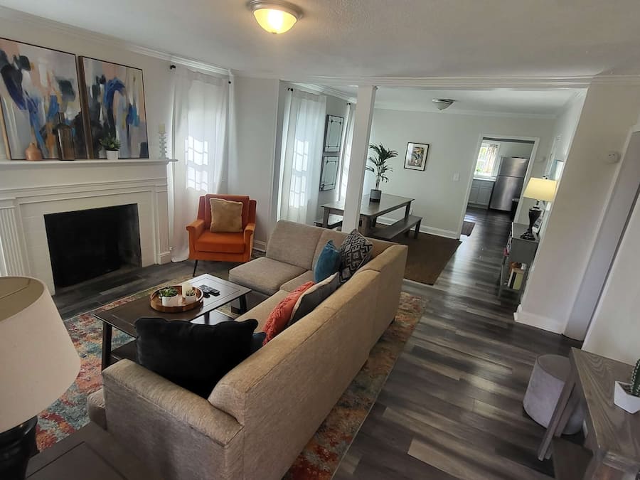 Casa, várias camas, varanda, vista para o jardim (83rd Street Comfy Cottage) | Área de estar | Lareira