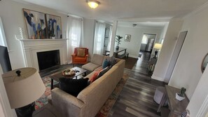 Casa, varias camas, patio, vistas al jardín (83rd Street Comfy Cottage) | Zona de estar | Una chimenea