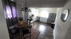Nhà, nhiều giường, sân hiên, quang cảnh vườn (83rd Street Comfy Cottage) | Khu ăn uống
