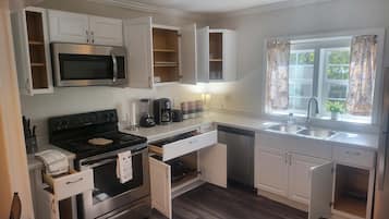 House, Multiple Beds, Patio, Garden View (83rd Street Comfy Cottage) | Private kitchen | Fridge, microwave, oven, stovetop