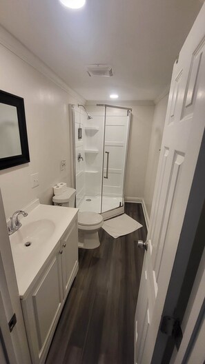 Nhà, nhiều giường, sân hiên, quang cảnh vườn (83rd Street Comfy Cottage) | Phòng tắm | Đồ dùng nhà tắm được thiết kế riêng