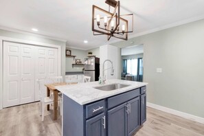 House, Multiple Beds, Patio, Garden View (86th Cozy Coop) | Interior