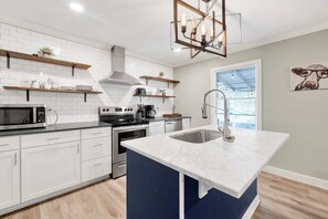 House, Multiple Beds, Patio, Garden View (86th Cozy Coop) | Private kitchen