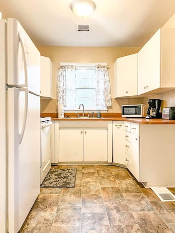 House, Multiple Beds, Patio, Garden View (Boswell Bungalow 2) | Private kitchen | Fridge, microwave, oven, stovetop