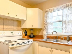 Casa, várias camas, varanda, vista para o jardim (Boswell Bungalow 2) | Cozinha privada | Geladeira, micro-ondas, fogão, cooktop