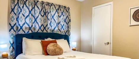 Hus - flera sängar - uteplats - utsikt mot trädgården (Boswell Bungalow 2) | 3 sovrum, individuell inredning, unika möbler och sängkläder