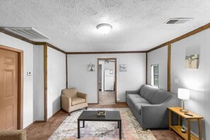 Maison, plusieurs lits, patio, vue jardin (Terrace G Cozy Ranch) | Coin séjour