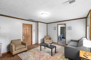 Maison, plusieurs lits, patio, vue jardin (Terrace G Cozy Ranch) | Coin séjour