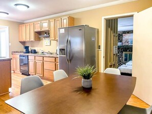 House, Multiple Beds, Pool Access, Pool View (Mahan Splashdown) | Dining