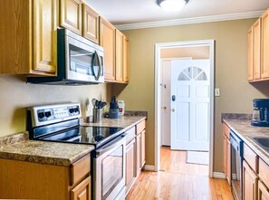 House, Multiple Beds, Pool Access, Pool View (Mahan Splashdown) | Private kitchen - Mahan Splashdown (Madison)