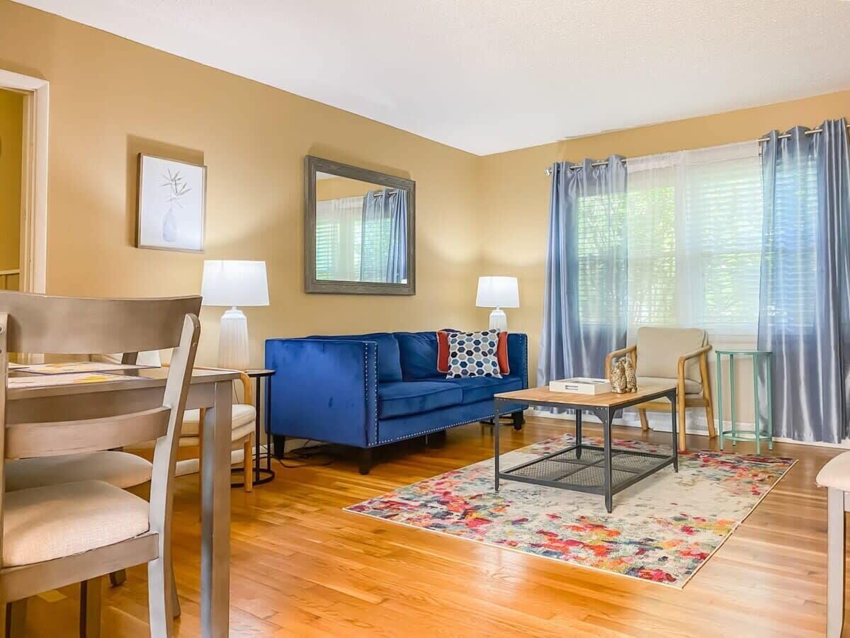 Casa, varias camas, acceso a la alberca, vista a la alberca (Mahan Splashdown) | Área de sala de estar