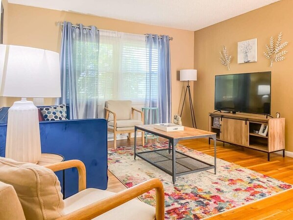 House, Multiple Beds, Pool Access, Pool View (Mahan Splashdown) | Living area | TV