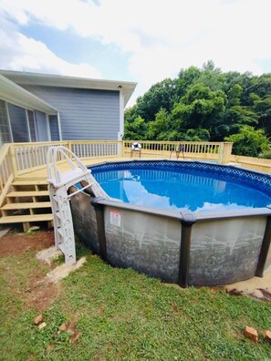 Una piscina al aire libre