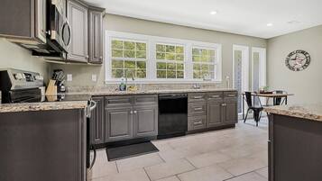 Appartement, meerdere bedden, toegang tot zwembad, uitzicht op zwembad (Bethany A American Retreat) | Privékeuken | Een koffiezetapparaat/waterkoker