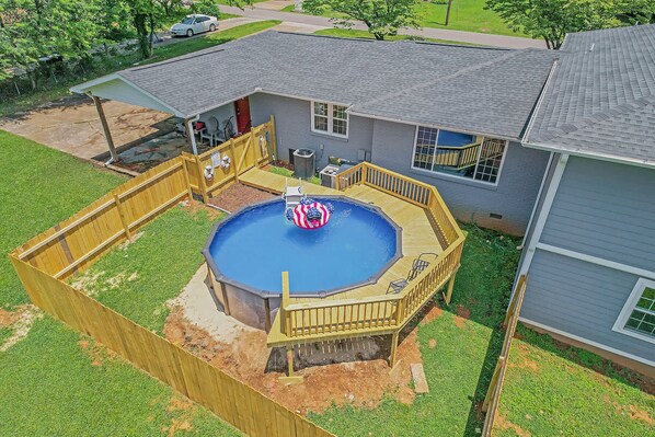 Una piscina al aire libre
