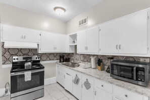 Nhà, nhiều giường, sân hiên (29th Street Ensley Heights Hideaway 1) | Bếp riêng | Tủ lạnh, lò vi sóng, lò nướng, bếp nấu