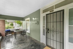 独立别墅, 多张床, 露台 (29th Street Ensley Heights Hideaway 1) | 室外用餐