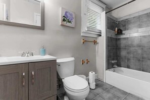 Rumah, Beberapa Tempat Tidur, patio (29th Street Ensley Heights Hideaway 1) | Kamar mandi | Handuk