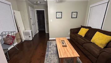 House, 1 King Bed with Sofa bed, Patio, Garden View (Schiffman Northeast Nook) | Living area