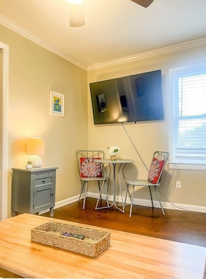 Maison, 1 très grand lit et 1 canapé-lit, patio, vue sur le jardin (Schiffman Northeast Nook) | Intérieur