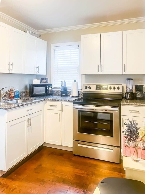 House, 1 King Bed with Sofa bed, Patio, Garden View (Schiffman Northeast Nook) | Private kitchen | Fridge, microwave, oven, stovetop
