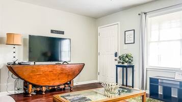 House, Multiple Beds, Patio, Garden View (Boswell Bliss 3) | Living area