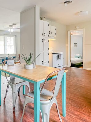 4 habitaciones, decoración personalizada y muebles diferentes 