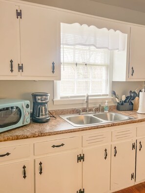 Casa, várias camas, varanda, vista para o jardim (Boswell Bliss 3) | Cozinha privada | Geladeira, micro-ondas, fogão, cooktop