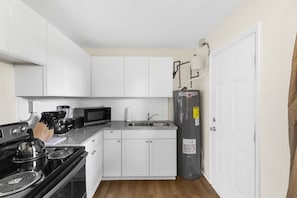 Casa, 1 cama de matrimonio grande con sofá cama, patio (12th Ave The Bricks - Unit 1) | Cocina privada | Frigorífico, microondas, horno y placa de cocina