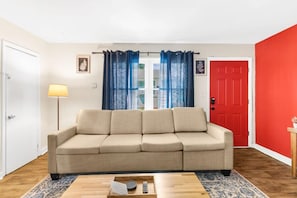 Casa, 1 cama de matrimonio grande con sofá cama, patio (12th Ave The Bricks - Unit 1) | Zona de estar | Una televisión