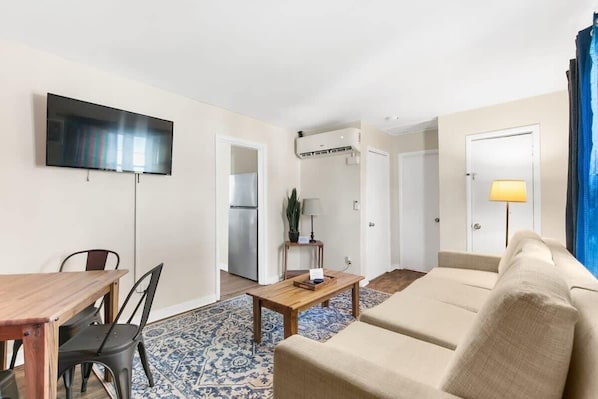 Casa, 1 cama de matrimonio grande con sofá cama, patio (12th Ave The Bricks - Unit 1) | Zona de estar | Una televisión