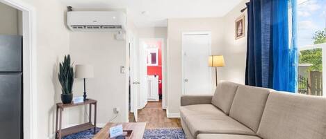 Ferienhaus, 1 King-Bett und Schlafsofa, Terrasse, Gartenblick (12th Ave The Bricks - Unit 1) | Wohnbereich