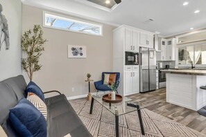 Huis, 1 queensize bed met slaapbank, terras (Byrd 5 Little Byrd House) | Woonruimte