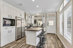 Σπίτι, 1 Queen Κρεβάτι με Καναπέ-Κρεβάτι, Αίθριο (Byrd 5 Little Byrd House) | Ιδιωτική κουζίνα | Βραστήρας για καφέ/τσάι