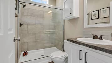 Maison, 1 grand lit et 1 canapé-lit, patio (Byrd 5 Little Byrd House) | Salle de bain