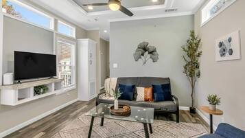 Maison, 1 grand lit et 1 canapé-lit, patio (Byrd 5 Little Byrd House) | Coin séjour