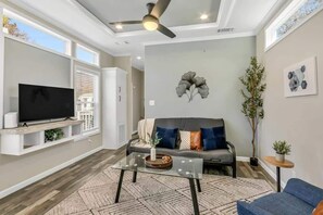 House, 1 Queen Bed with Sofa bed, Patio (Byrd 5 Little Byrd House) | Living area