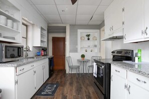 Casa, várias camas, varanda, vista para o jardim (17th St. Magic) | Cozinha privada | Geladeira, micro-ondas, fogão, cooktop